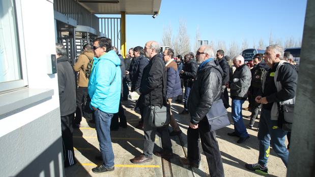 Los trabajadores de Figueruelas ratifican el acuerdo que salva la planta de Opel