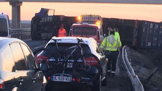 Un camión volcado mantiene la AP-1 cortada más de una hora