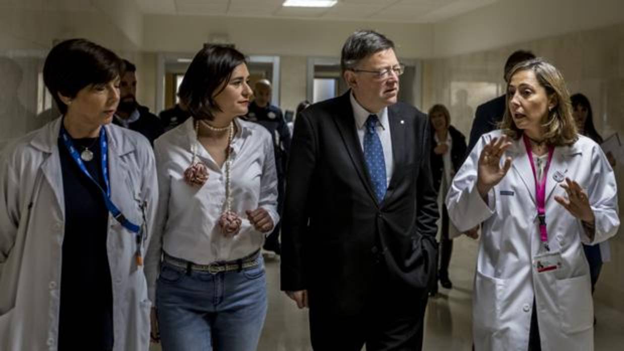 Carmen Montón y Ximo Puig, en el hospital La Fe en una imagen de archivo