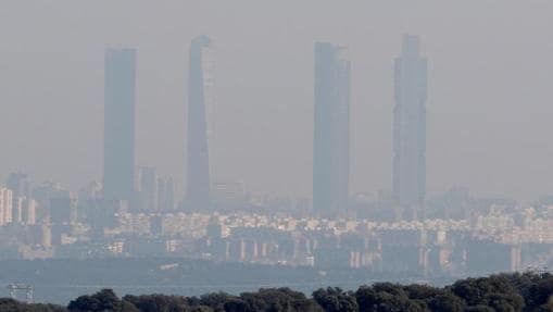 Las cuatro torres de Madrid nubladas por la campana de contaminación