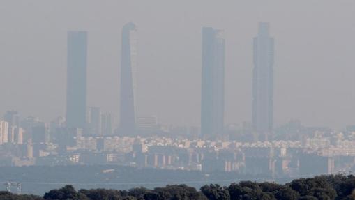 Las cuatro torres de Madrid nubladas por la campana de contaminación