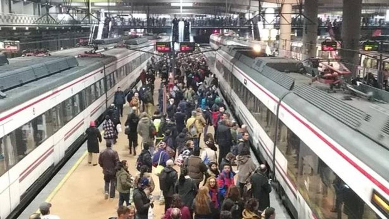 Averías y retrasos provocan aglomeraciones en las estaciones de Cercanías