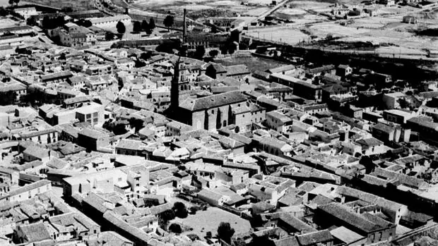 Vista área de Villacañas, en los años ochenta, localidad donde se asentó Rosario Cabezas tras la separación del magistrado Vindel y donde fue asesinada (Foto, Colección YA-Toledo. AMT)
