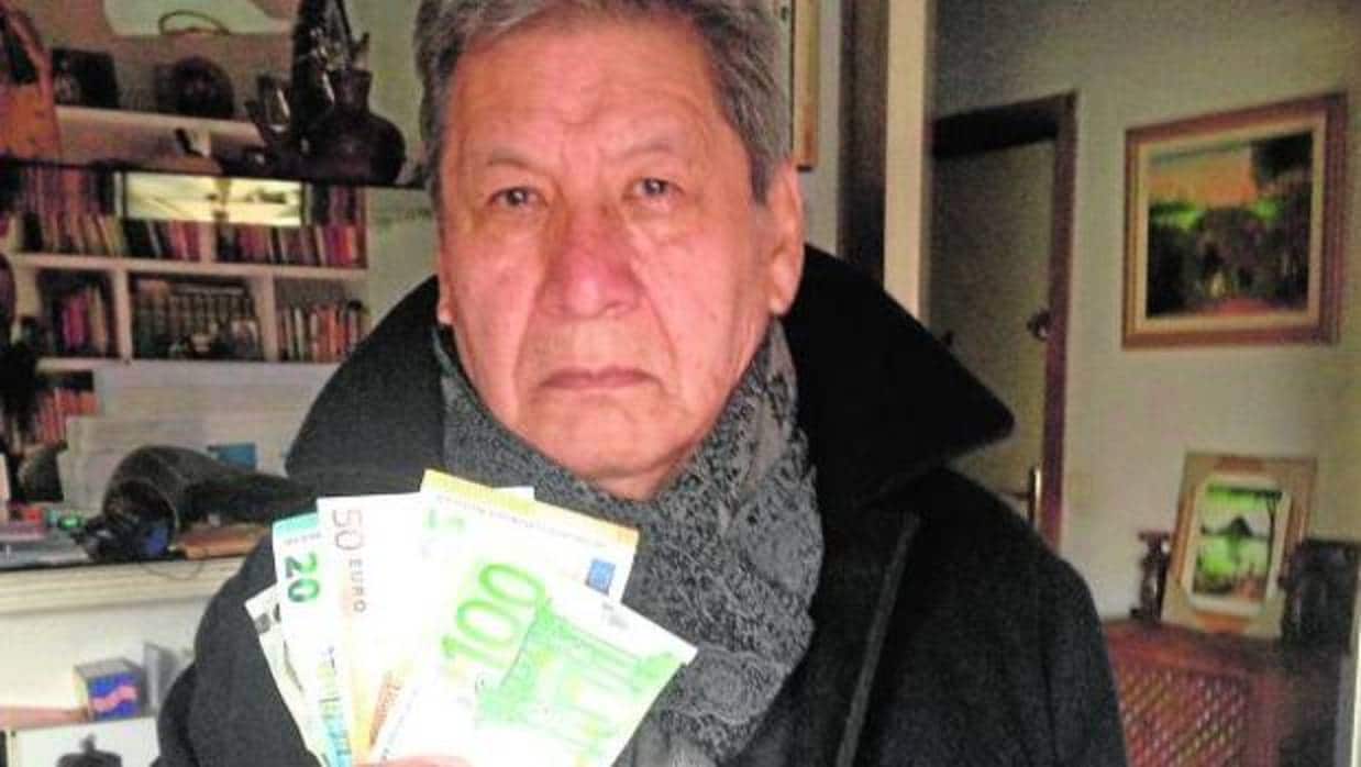 Mario Ágreda muestra los billetes falsos entregados a la Policía Nacional