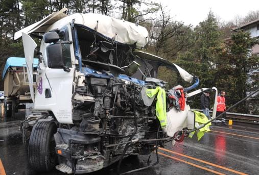 Dos muertos en un violento accidente entre un autobús y un camión en Vizcaya