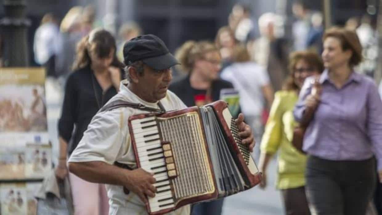Un músico callejero en la plaza de Ópera