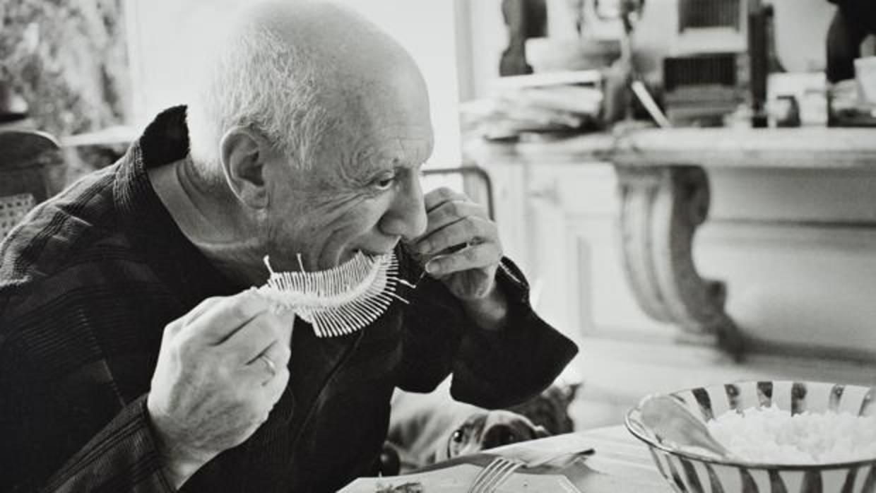 Picasso realizando «Plato con fósil de pez» en Cannes