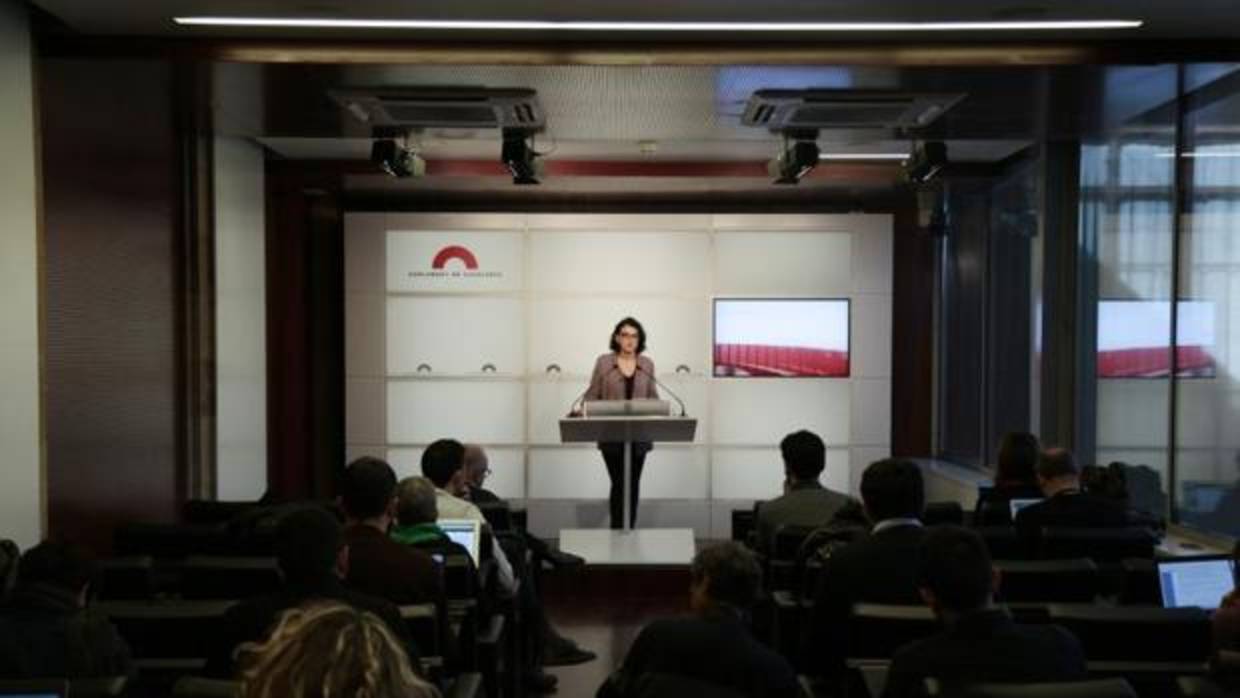 Eva Granados, en la sala de prensa del Parlamento de Cataluña