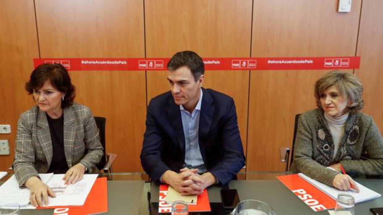 El secretario general del PSOE, Pedro Sánchez, acompañado por la secretaria del Área de Igualdad, Carmen Calvo, y la secretaria Ejecutiva de Sanidad y Consumo, María Luisa Carcedo