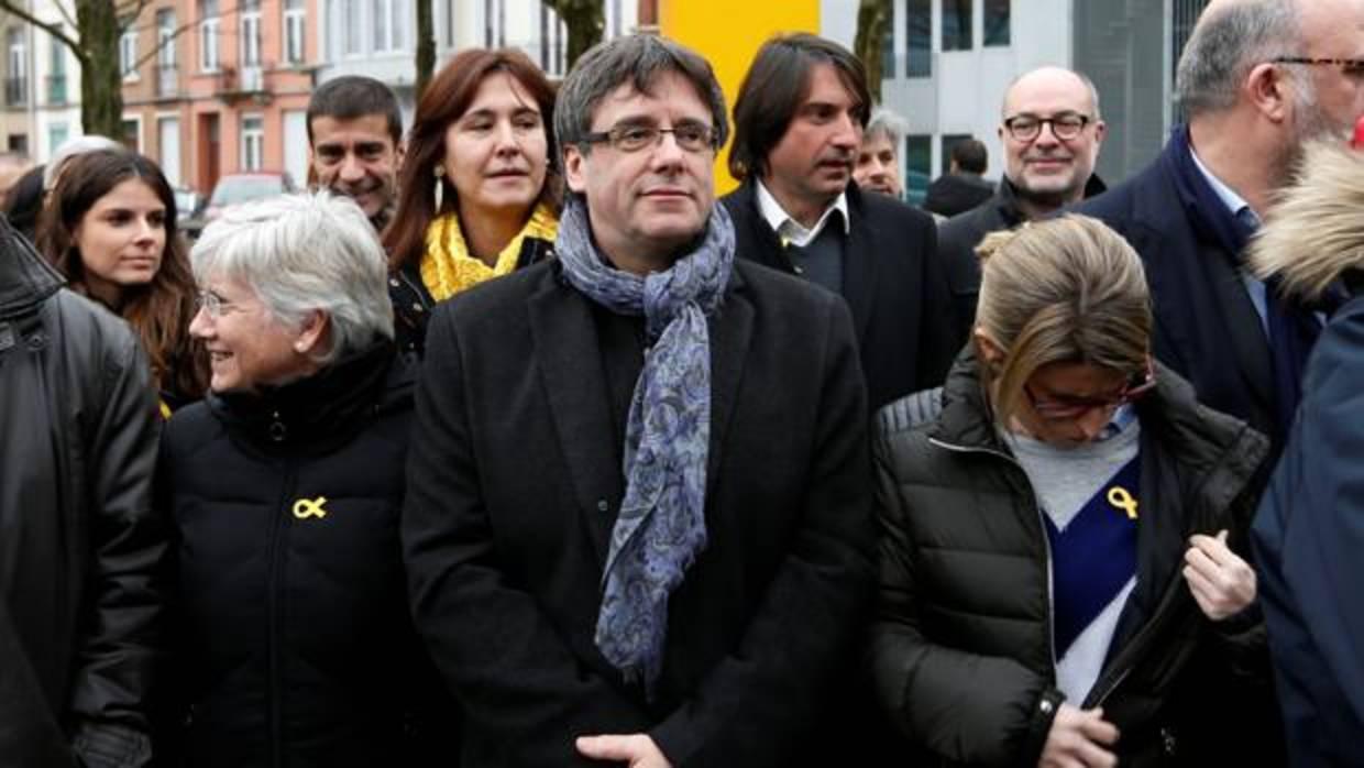 Puigdemont y varios miembros de Junts per Catalunya, en Bruselas