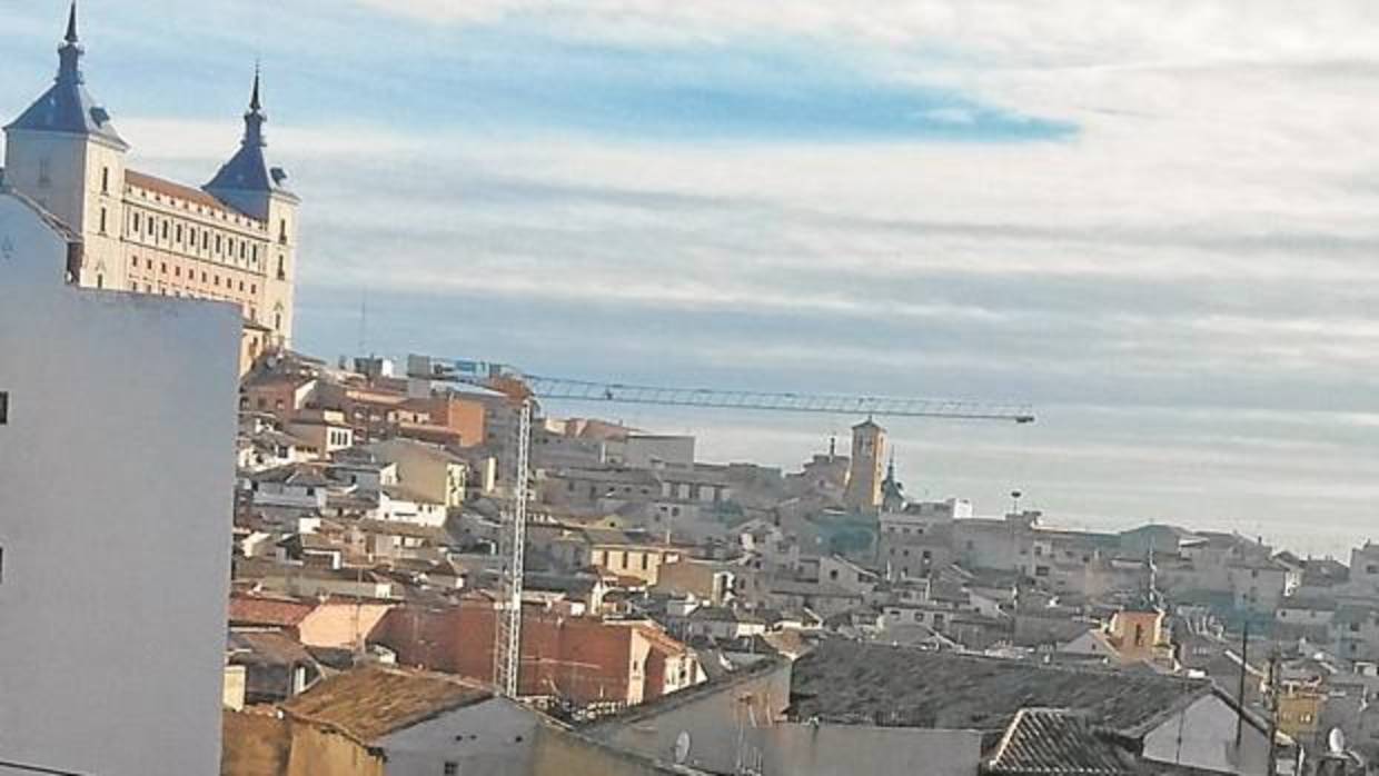 Una enorme grúa sobresale entre los tejados del Casco Histórico de Toledo, donde la actividad constructora llevaba años casi paralizada