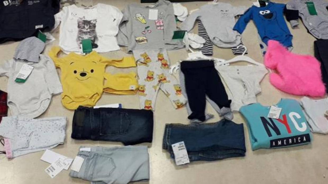 Algunas de las prendas que llevaba guardadas la arrestada