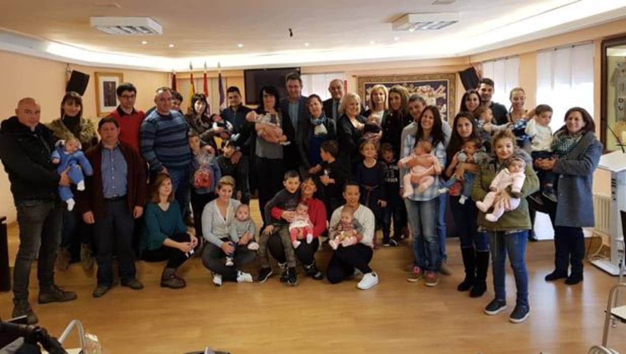 Valencia de Don Juan (León ) entrega el cheque bebé a las familias beneficiarias