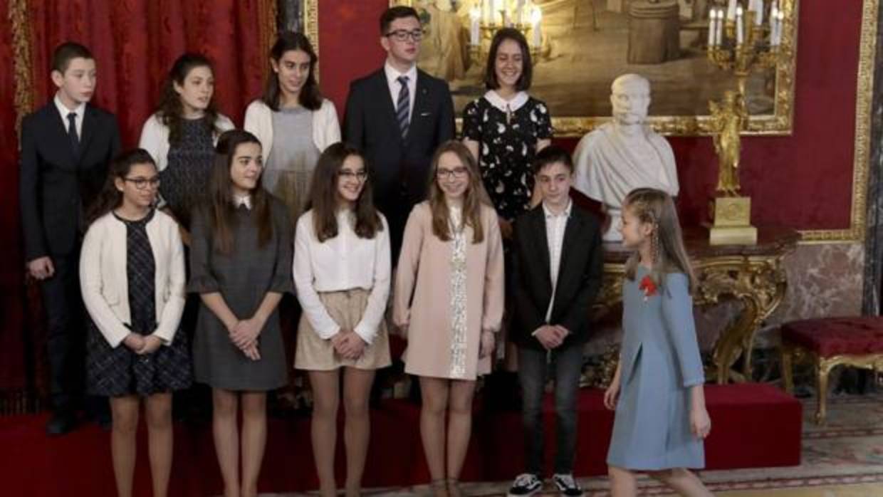 Paula, en la fila de arriba a la derecha, en el momento en que la Princesa de Asturias entra en el salón para posar con el grupo de niños