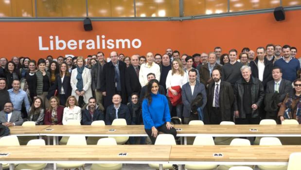 Begoña Villacís, junto a los nuevos afiliados de Ciudadanos en Madrid