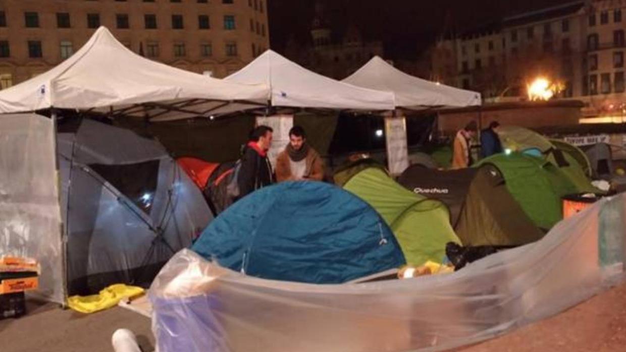 Imagen del campamento instalado en plaza Cataluña