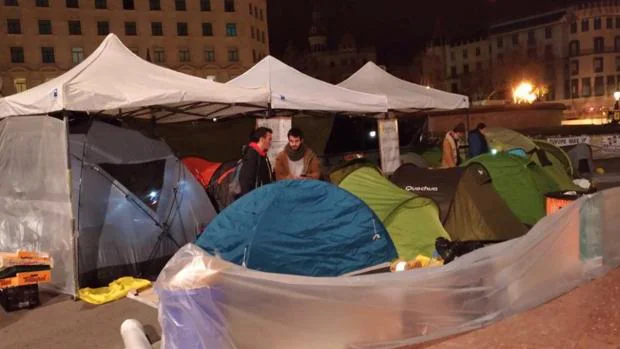 Los independentistas plantan un campamento en Plaza Cataluña