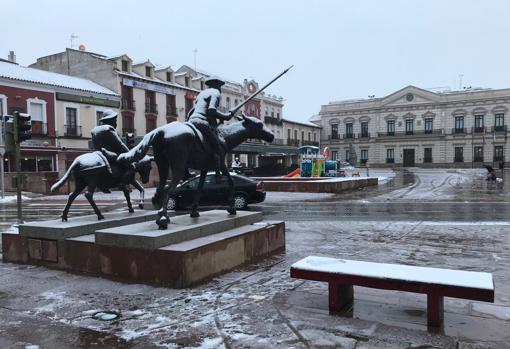 Estatuas de Don Quiijote y Sancho Panza cubiertas de nieve en Alcázar de San Juan (Ciudad Real)