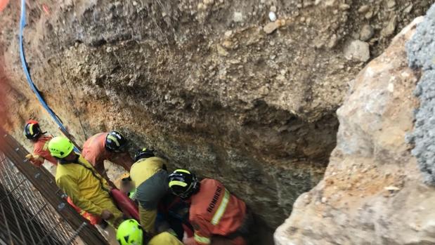 Los Bomberos rescatan a un encofrador caído a una fosa de tres metros en Navarrés