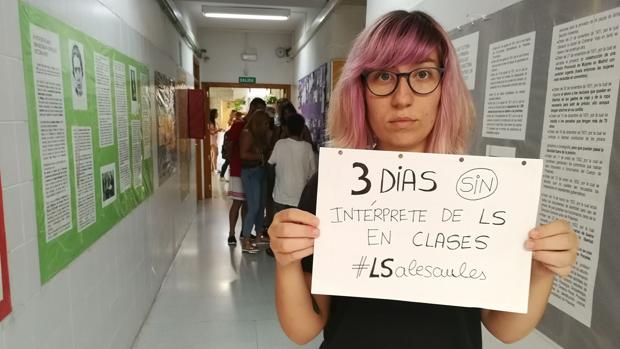 Una alumna sorda de un instituto de Elche, desde septiembre en clase sin intérprete de Lengua de Signos