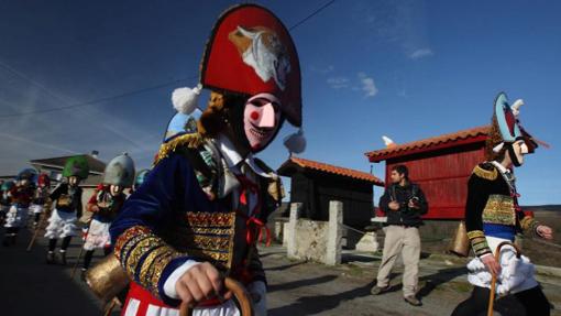 Instante del tradicional desfile de los felos en Maceda