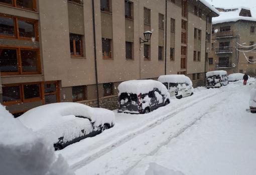 Las calles de Puigcerdà (Gerona) totalmente nevadas este lunes