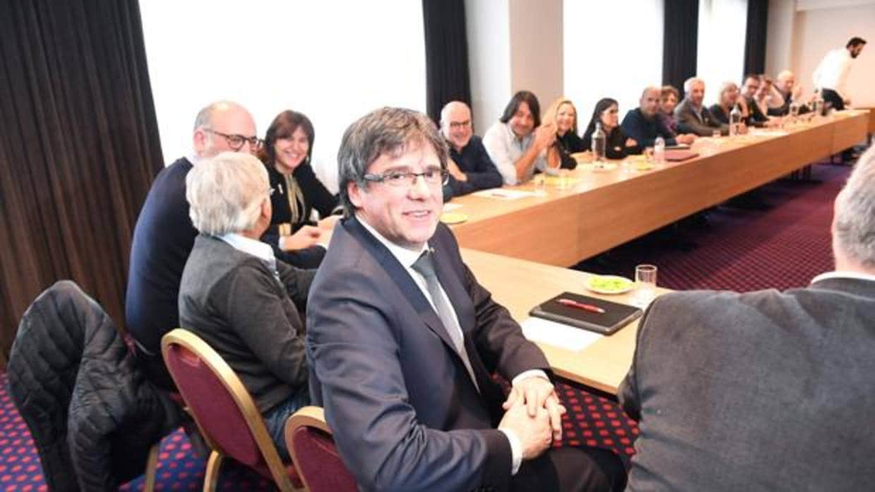 Puigdemont, con diputados de Junts per Catalunya en el President Park Hotel de Bruselas