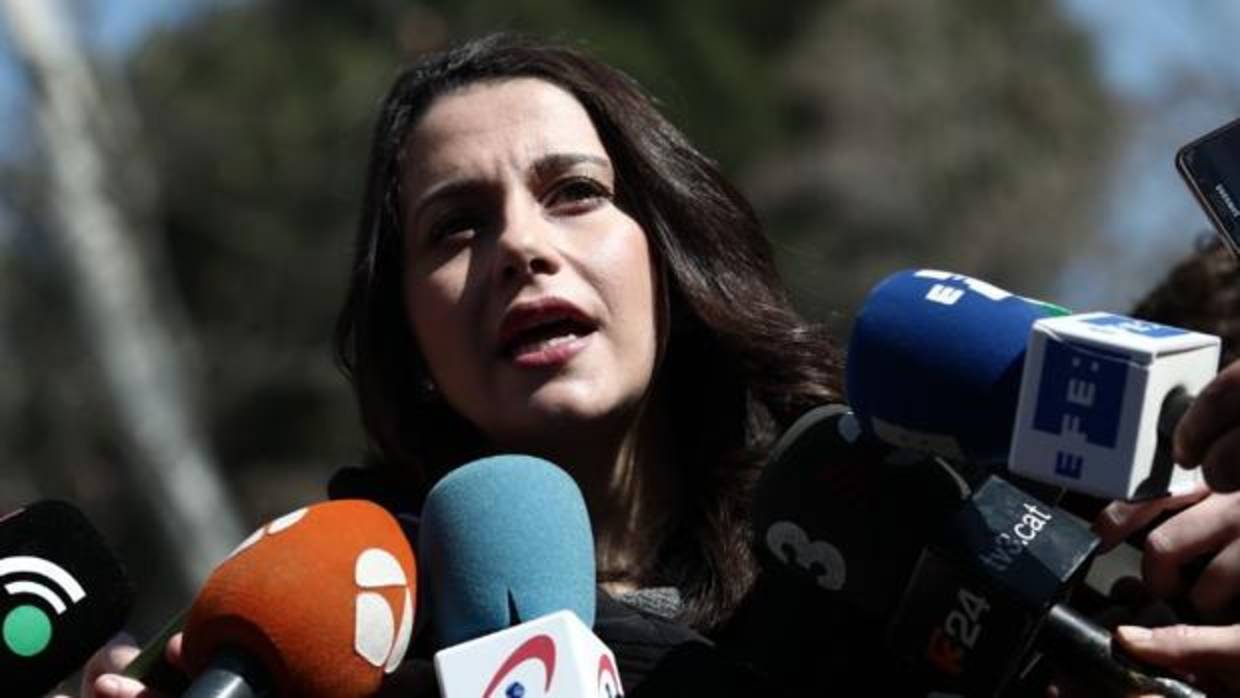 Inés Arrimadas hablando con la prensa en Cerdanyola