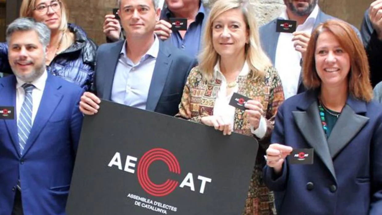 La presidenta de la AMI con otros miembros de la Assemblea d'Electes de Catalunya