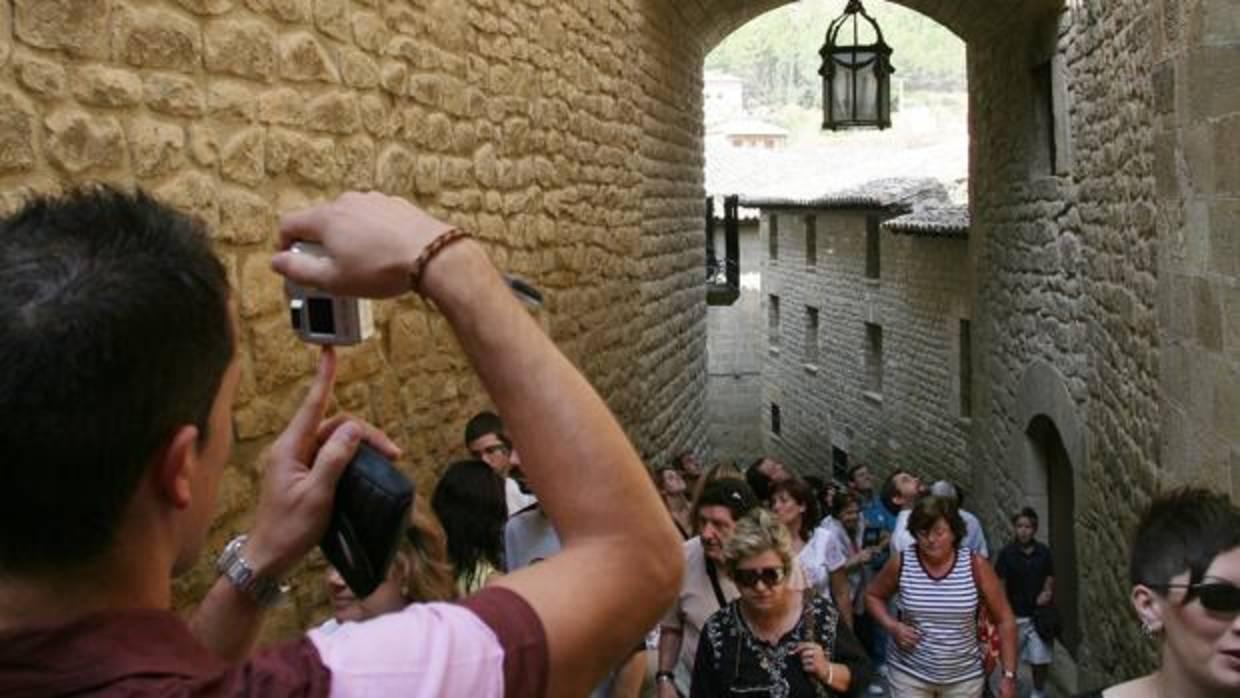 Turistas en las calles de Uncastillo, en las zaragozanas Cinco Villas