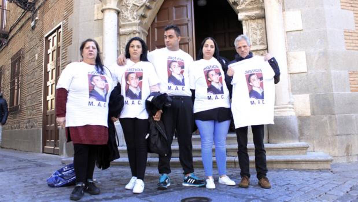 Familiares de Miguel Ángel Cortés, este mediodía delante de la Audiencia Provincial de Toledo