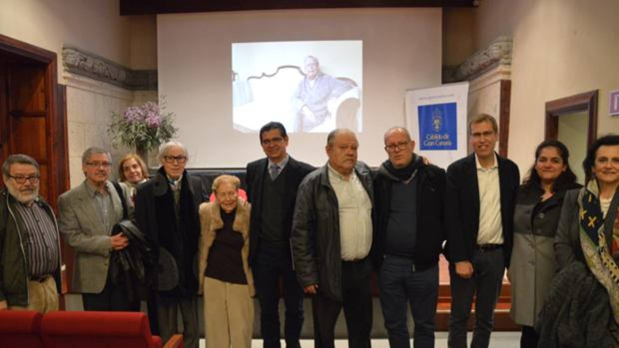Foto de familia tras el acto con Pepe Dámaso junto a la viuda de Antonio de Bèthencourt