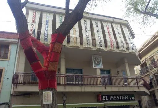 Árbol decorado con ganchillo en el casco urbano de Petrer