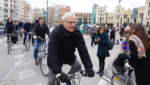 Perico Delgado, nuevo aliado de Joan Ribó para promover el uso de la bicicleta en Valencia