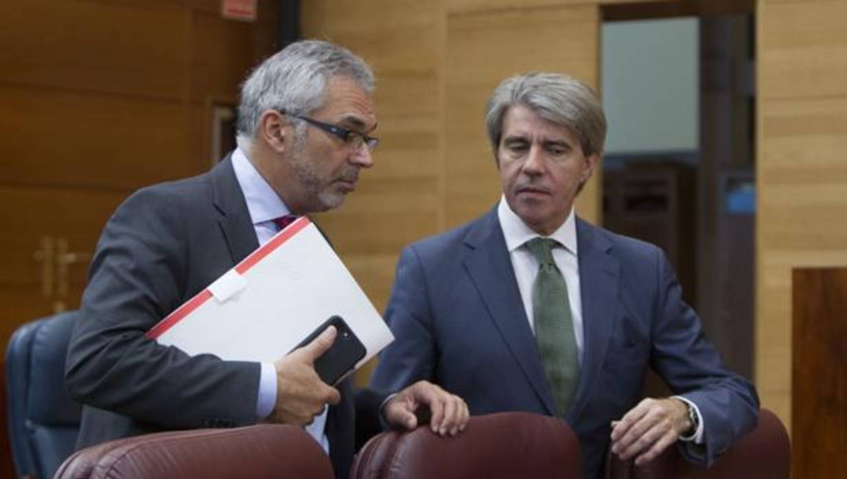 Carlos Izquierdo (izq.), junto al portavoz del Gobierno Ángel Garrido