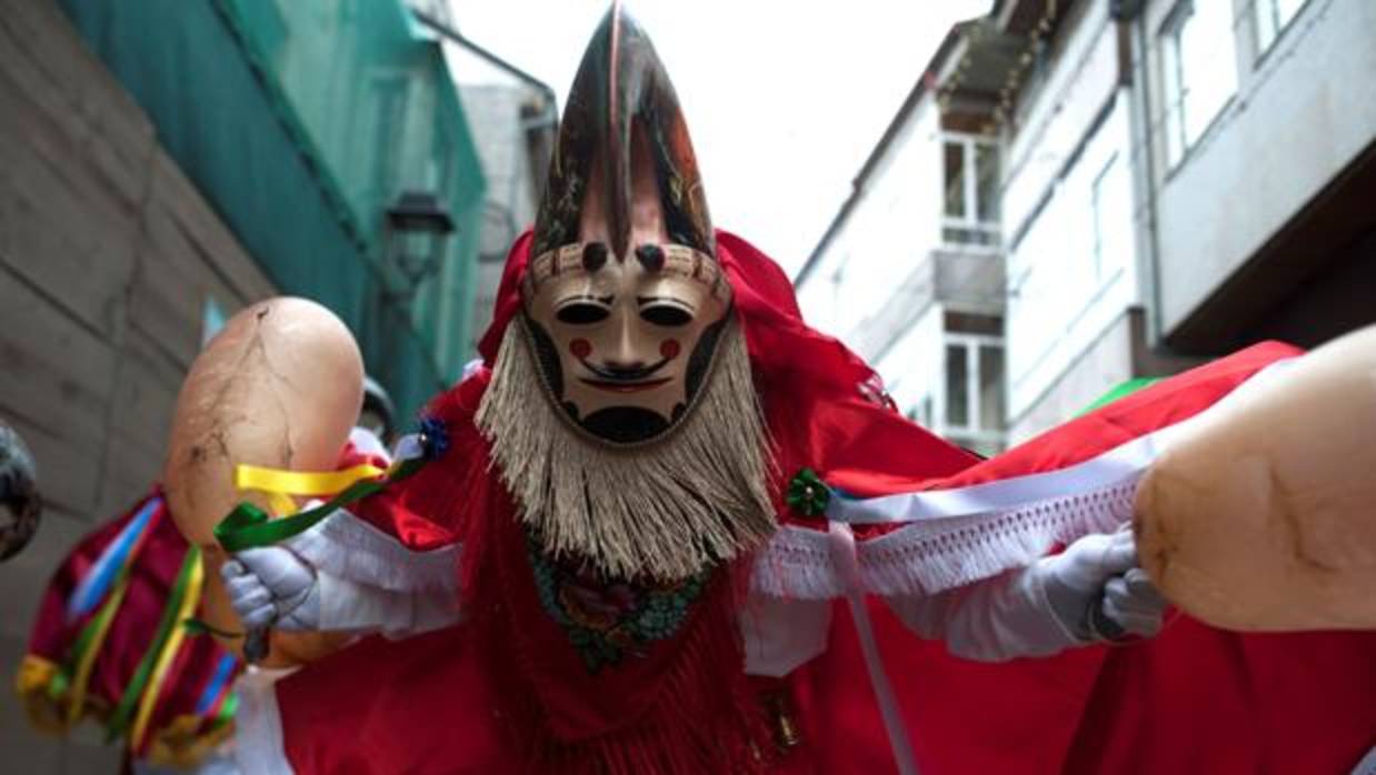 Una pantalla, traje tradicional del carnaval de Xinzo de Limia