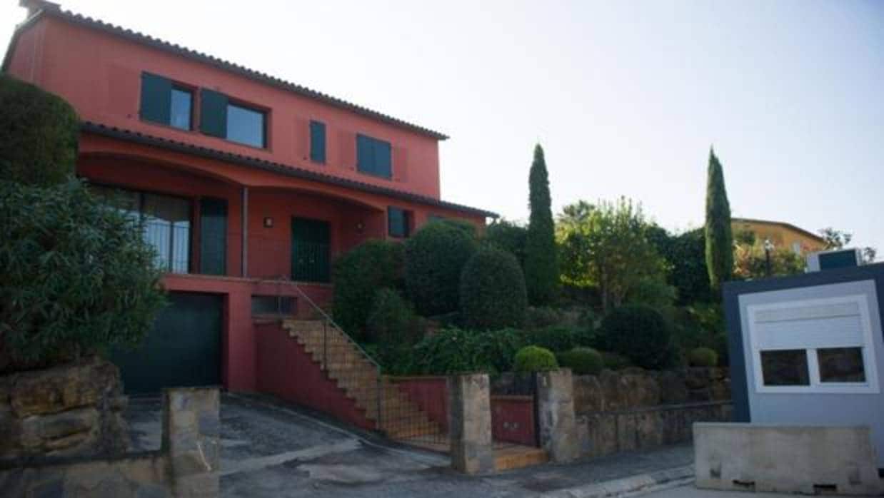 Vista de la vivienda de Carles Puigdemont en la urbanización Girona Golf de Sant Julià de Ramis (Gerona), con la garita de vigilancia de los Mossos a la derecha