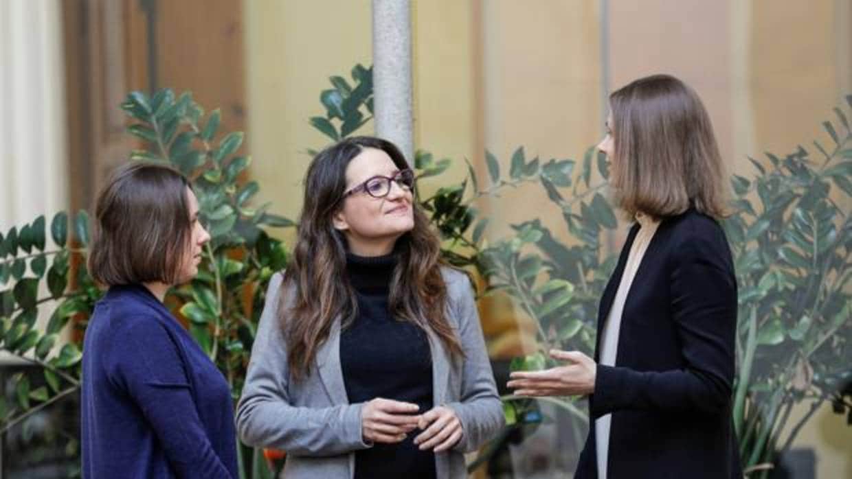 Mónica Oltra, conversa con las ajedrecistas Anna Muzychuk (dcha), doble campeona del mundo, y su hermana Mariya Muzychuck