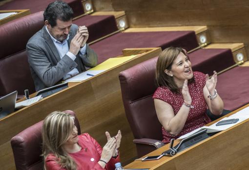 Isabel Bonig, Eva Ortiz y Pepe Císcar en las Cortes