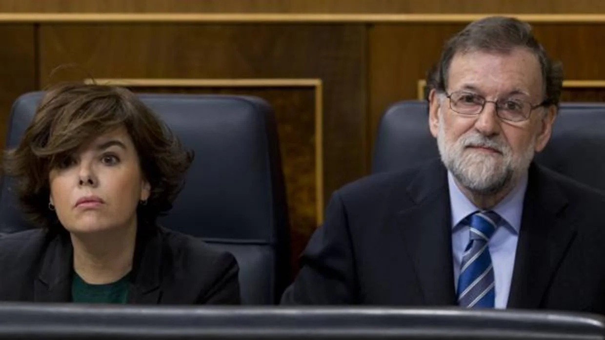 Rajoy, junto a la vicepresidenta, ayer en el Congreso.