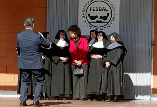 La Reina Doña Sofía junto a unas religiosas, durante su visita a Alicante, este jueves