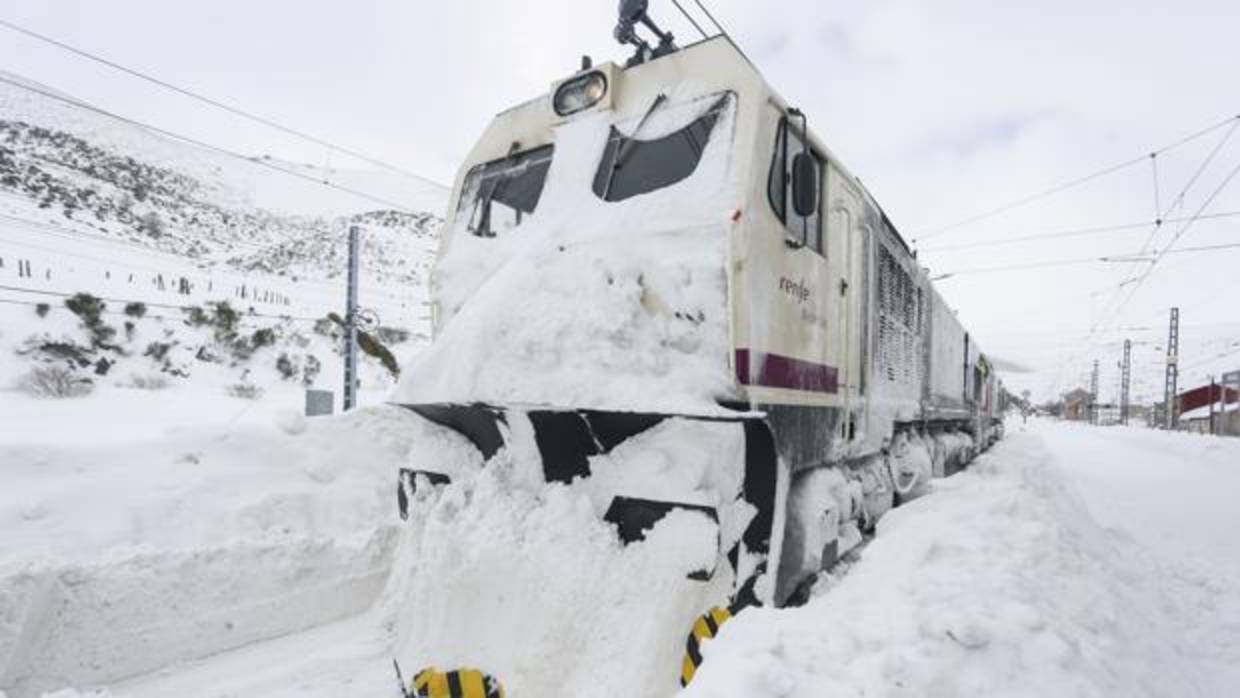 Un tren afectado por la nieve en Busdongo (León)