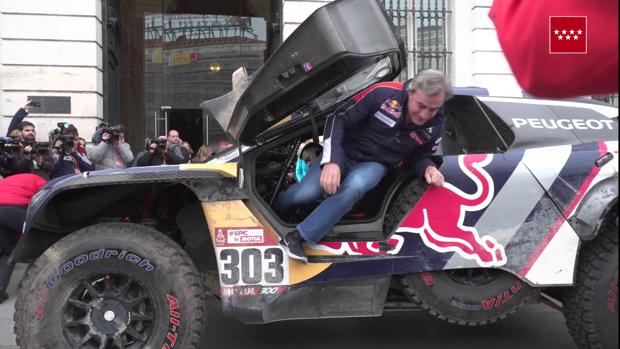 Vídeo: Así llegó Carlos Sainz por las calles del centro de Madrid en su coche del Dakar
