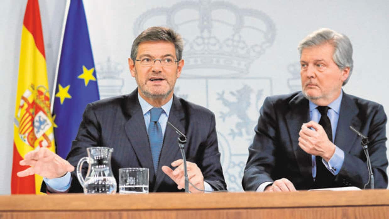 Los ministros Rafael Catalá e Íñigo Méndez de Vigo, en La Moncloa