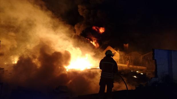 Un impresionante incendio en una cooperativa agrícola obliga a desalojar varias casas de madrugada en Alginet