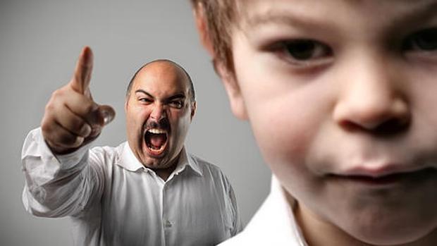 Condenan a un padre por llamar «julandrón» a su hijo por no resolver una multiplicación