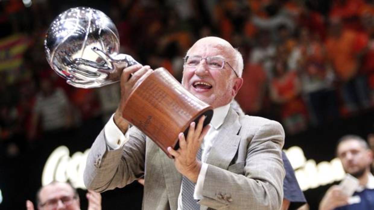 Juan Roig levanta la copa de la Liga ACB conquistada el pasado año por el Valencia Basket