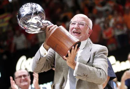 Juan Roig levanta la copa de la Liga ACB conquistada el pasado año por el Valencia Basket