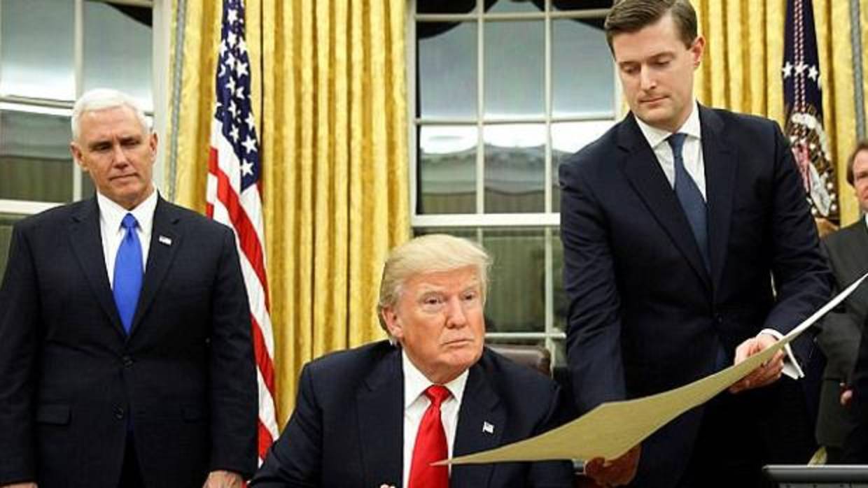 Pence, Donald Trump y Rob Porter