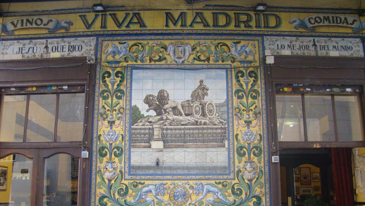 Mural de azulejos de 1920 realizado por la casa sevillana Mensaque